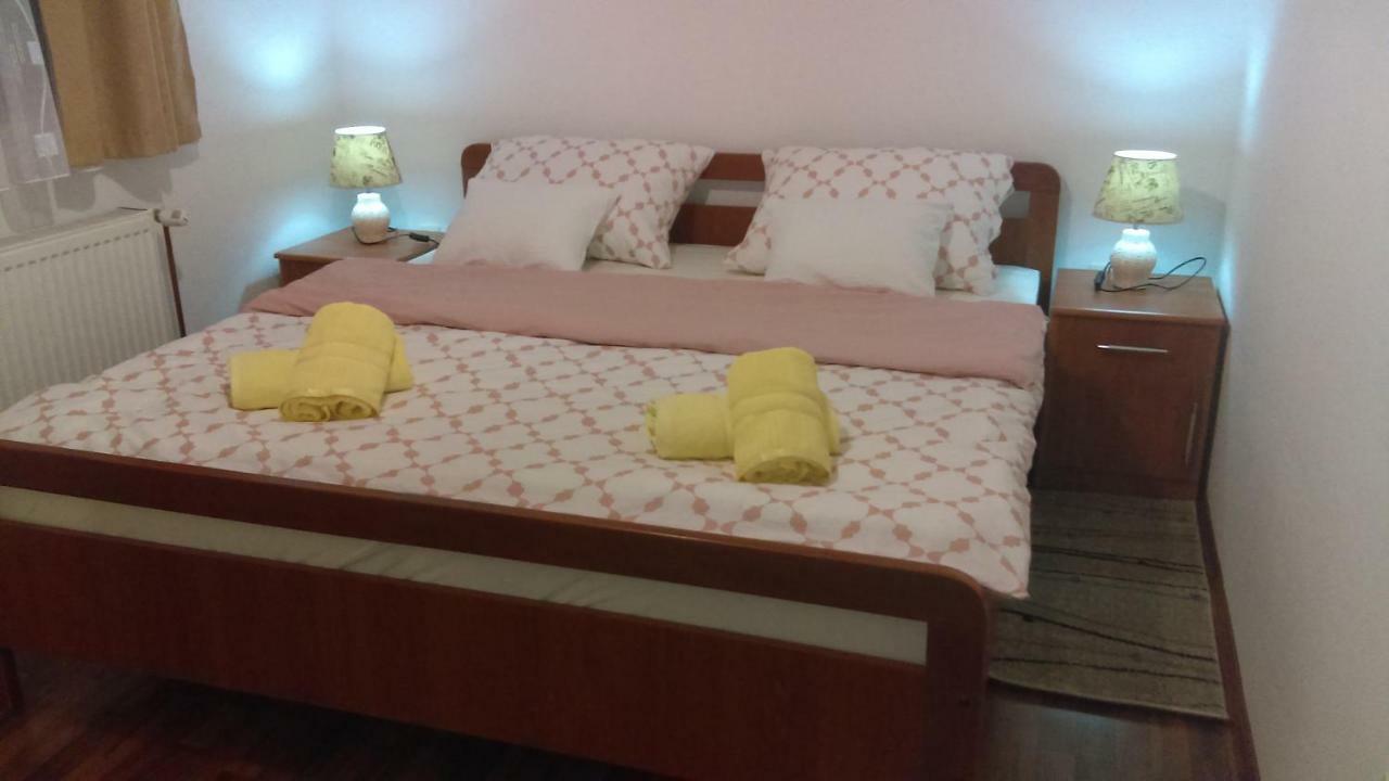 Apartment Petrovic Слунь Екстер'єр фото