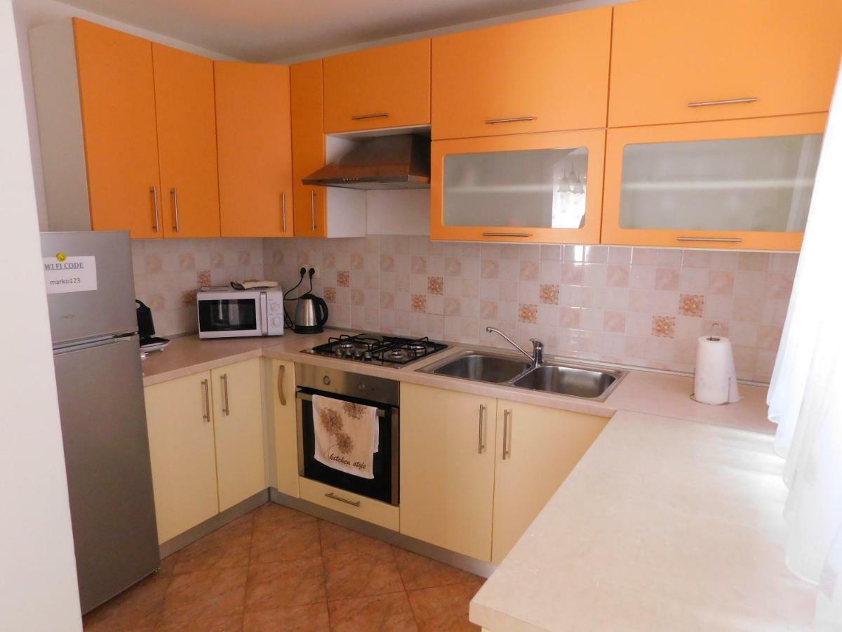 Apartment Petrovic Слунь Екстер'єр фото
