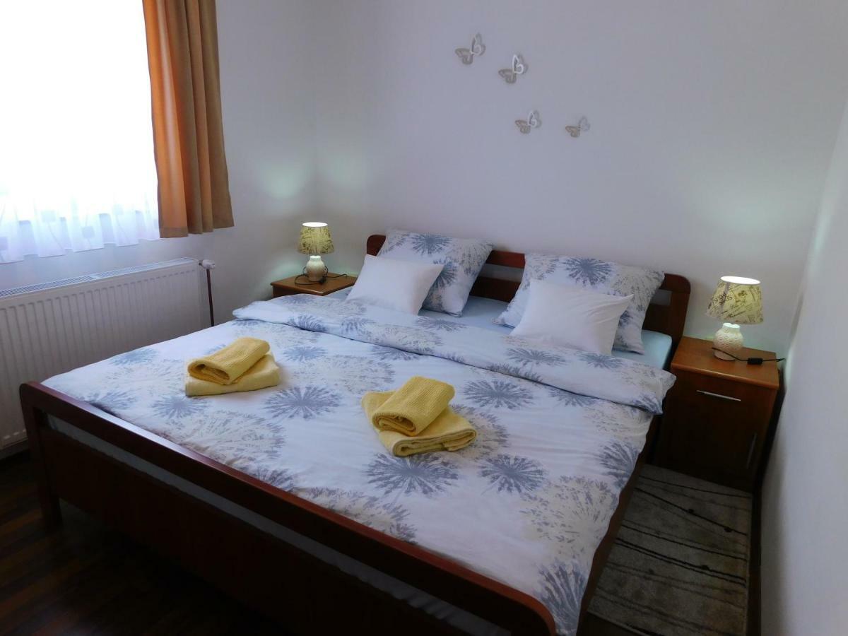 Apartment Petrovic Слунь Екстер'єр фото
